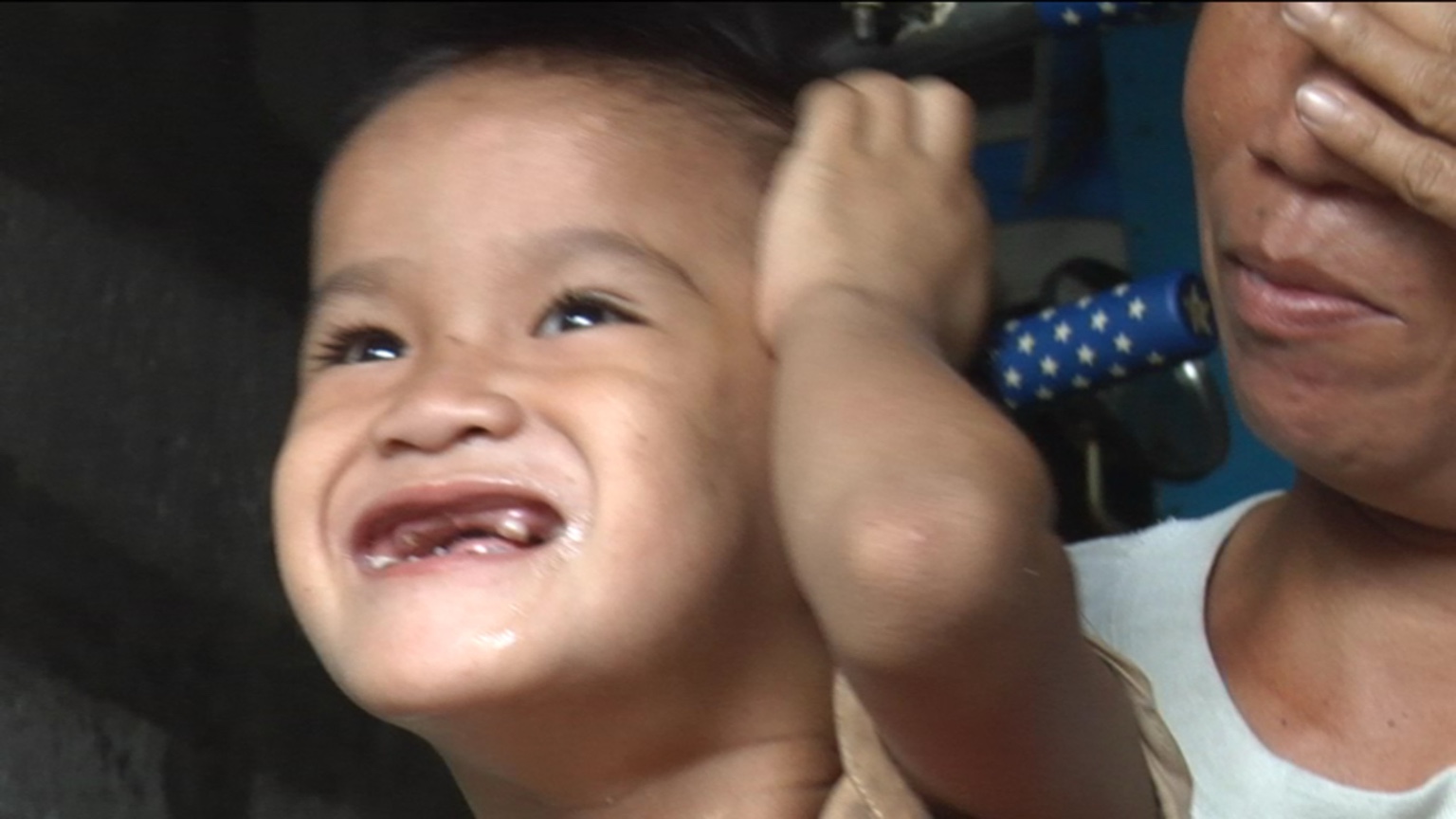 『飛行機雲（クラーク海軍基地）』場面写真